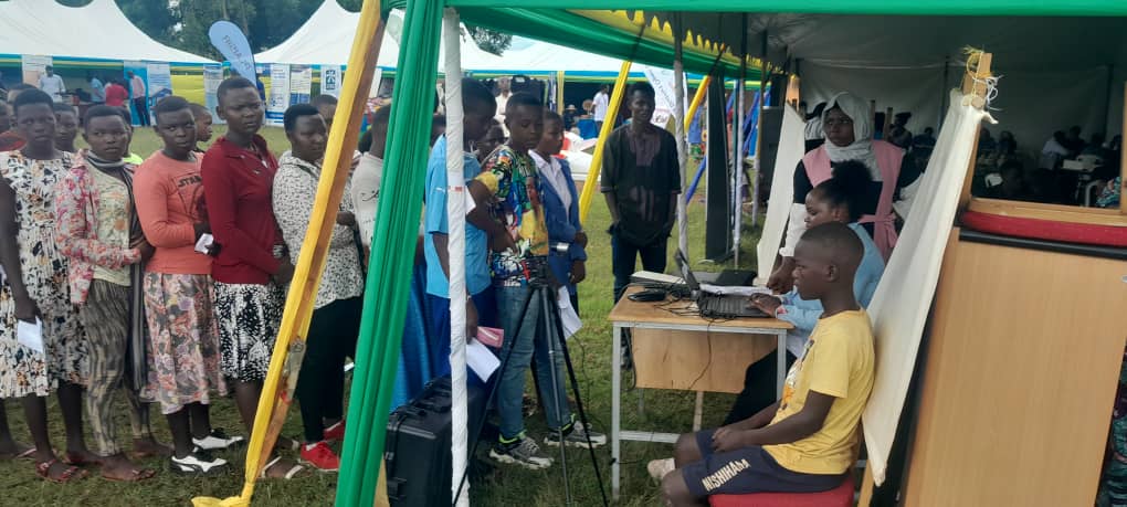 Abakozi bafasha abaturage kubona indangamuntu i Kayonza · 2024